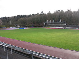 Der Naturrasenplatz des Hofbachstadions mit der neuen Tribünenüberdachung