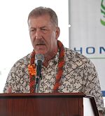 Le maire d'Honolulu Peter Carlisle chez Rail Groundbreaking 2011-02-22 crop.jpg