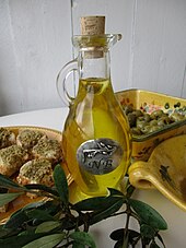 Huile d'olive, olives, tapenade, et terre cuite provençale