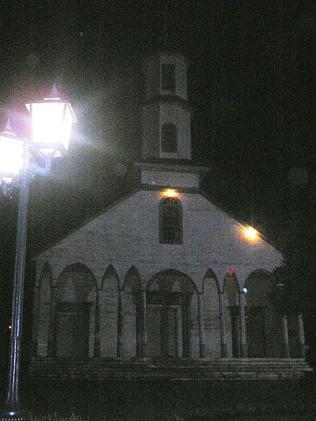 File:Iglesia de Dalcahue-noche.JPG