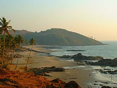 Plage à Vagator, voisine de la localité d'Anjuna. Aujourd'hui touristifiées, toutes deux ont été mises en valeur par la Hippie trail.