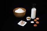 Ingrediënten van het geutelingenbeslag: bloem, verse gist, kaneel, melk, zout en eieren
