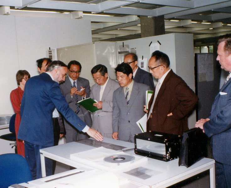 File:Interested visitors from the National University, Taiwan in the data center of the ZMD.png