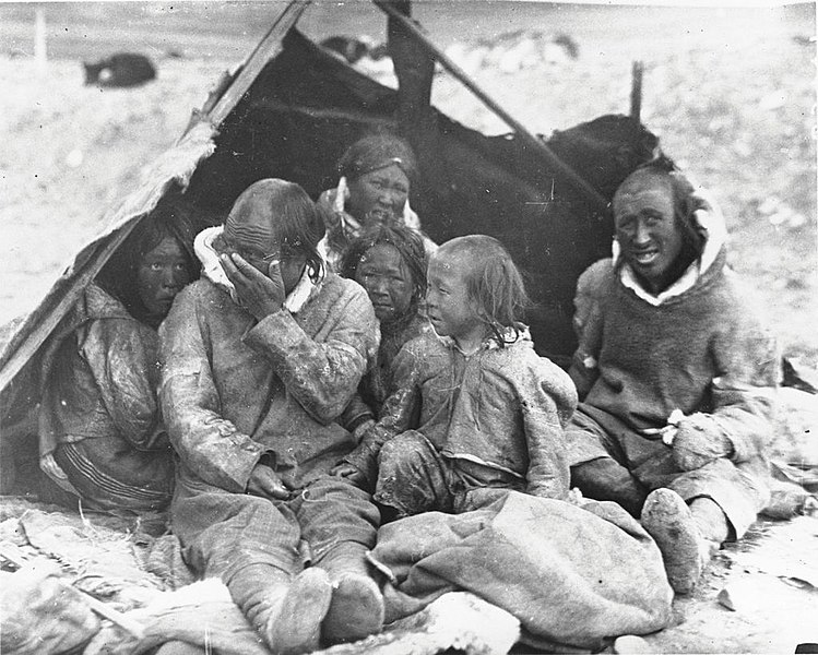 File:Inuit family behind a skin wind shield (63449).jpg