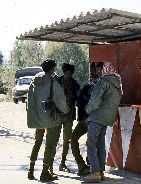 File:Israeli soldiers and Arabs.jpg