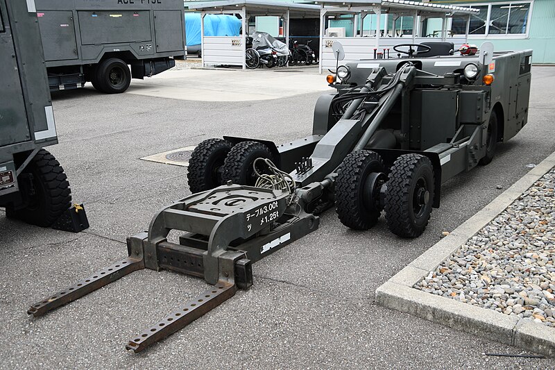 File:JASDF BL-4 bomb lift truck left front view at Komatsu Air Base September 17, 2018.jpg