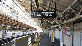 Платформы линий Яманотэ и Тюо-Собу.