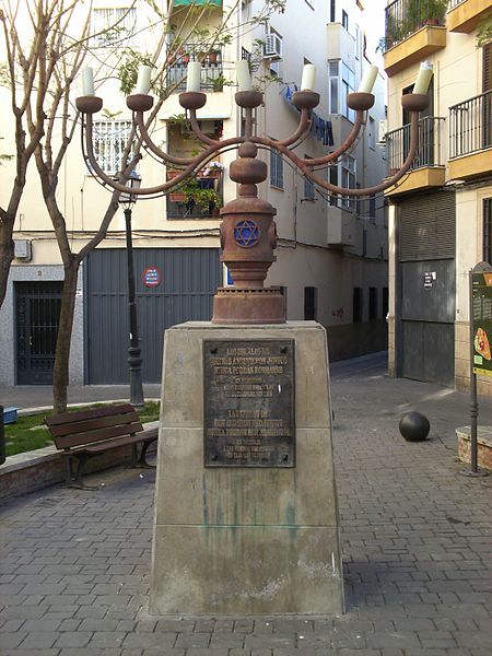 File:Jaén - Menorá en la Plaza de los Huérfanos K02.jpg