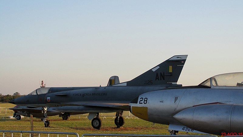 File:Jatos Lookheed Thunderbird (T-33), Dassault Mirage IIIEBR (F-103) e Gloster Meteor Mk-8 (F-8) expostos na entrada da Academia da Força Aérea em Pirassununga-SP. A FAB utilizou 58 aeronav - panoramio.jpg