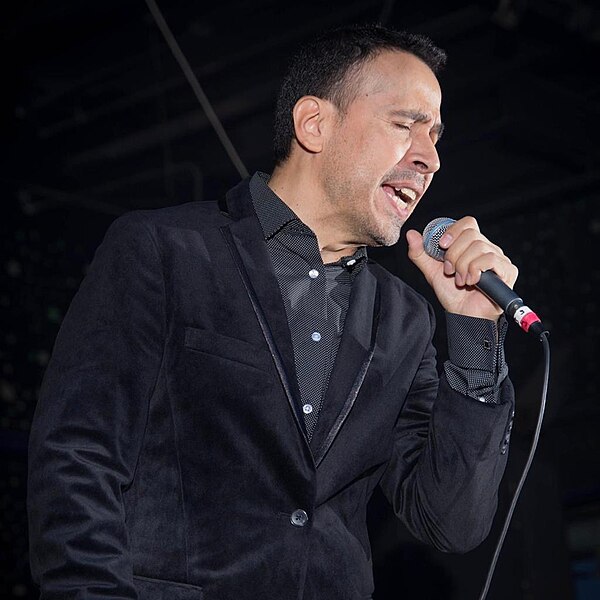 File:Jesus Enriquez, cantante de salsa mexicano.jpg