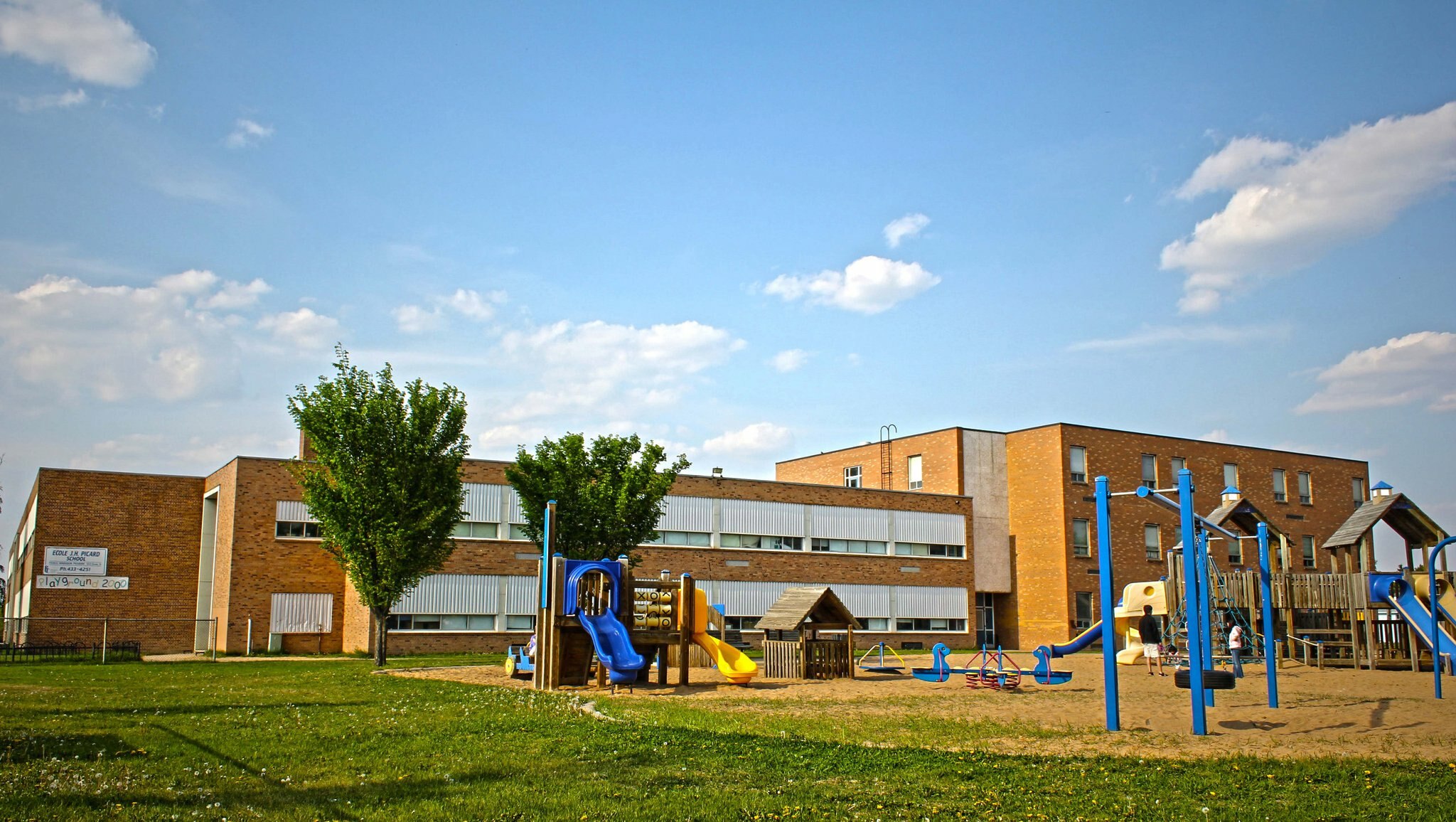 Школа эколь. Школы Эдмонтона. Школы Эдмонтон Альберта. Campus Saint-Jean. Школа для глухих Альберты в Эдмонтоне картинки.