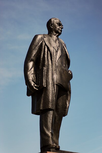 File:John Diefenbaker Statue.jpg