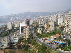 Veduta della parte nord della città di Jounieh, osservata dalla teleferica