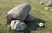 Uppallad sten på Köpingsklint, Öland. Exempel på uppallad sten från järnålders-gravfält.