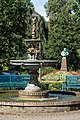 Deutsch: Brunnen auf dem Kaiser-Wilhelm-Platz in Hamburg-Bergedorf, im Hintergrund das Kaiser-Wilhelm-Denkmal.