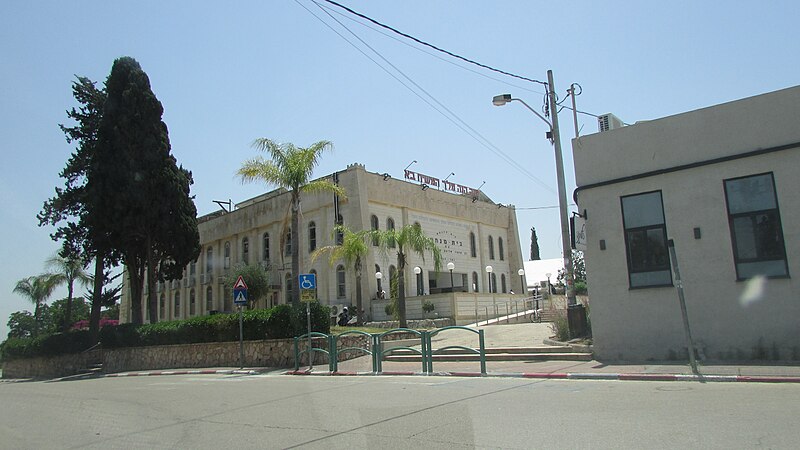 File:Kfar Chabad 1068.JPG