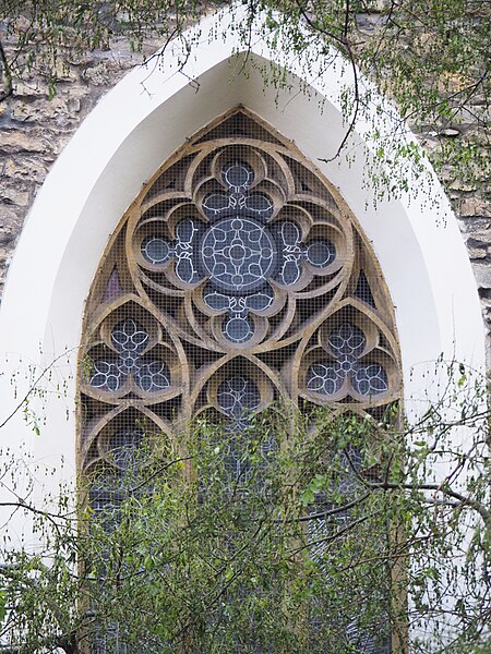 File:Kostel sv. Jindřicha, Praha, Nové Město. Okno v severní stěně trojlodí (20221208).jpg