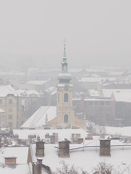 File:Krisztinavárosi plébániatemplom tornya télen, Várkerület, 2016 Budapest.jpg