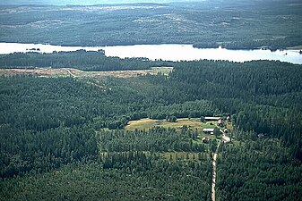 Kvarntorp från öster, med sjön Lomsen i bakgrunden.