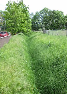 Der Graben ist deutlich zu erkennen, führt aber kein Wasser