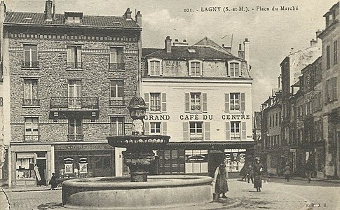 L1790 - Lagny-sur-Marne - Place de la fontaine.jpg