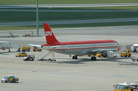 LTU-Maschine wird abgefertigt, Flughafen Wien-Schwechat