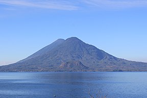 Pogled na vulkan i Jezero Atitlán