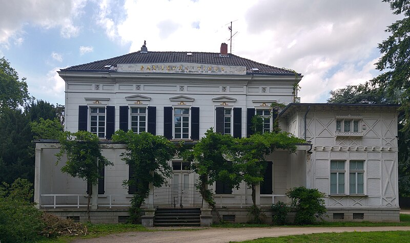 File:Lantzscher Park Herrenhaus Ostseite 20170722.jpg