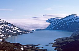 Leirvatnet med Blåmannsisen i bakgrunden. Vy från toppen 1204.