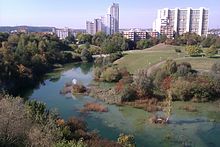 Stadtpark: Blick von Osten über die ehemaligen Gipsgruben zur „Neuen Stadtmitte“