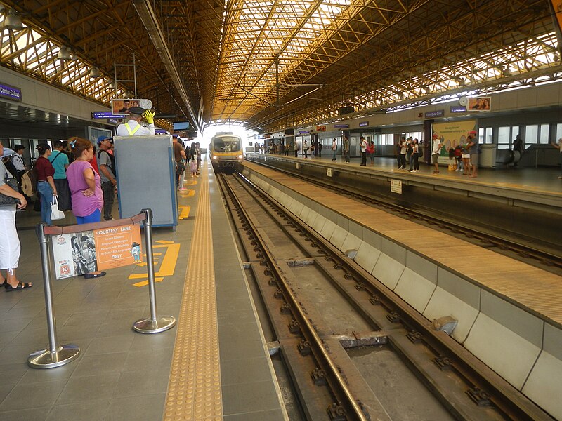 File:Line 2 Araneta Center-Cubao Station Platform 11.jpg