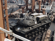 Verladen von M48 A2 in New York. Die Aufkleber auf dem Bug und der Turmseite weisen darauf hin, dass das Fahrzeug an eine befreundete Nation abgegeben wird – hier wahrscheinlich an die Bundeswehr.