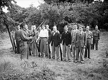 Reclutas de Voluntarios de Defensa Local (LDV) aprendiendo ejercicios con rifle en Buckhurst Hill, Essex, 1 de julio de 1940. H2007.jpg