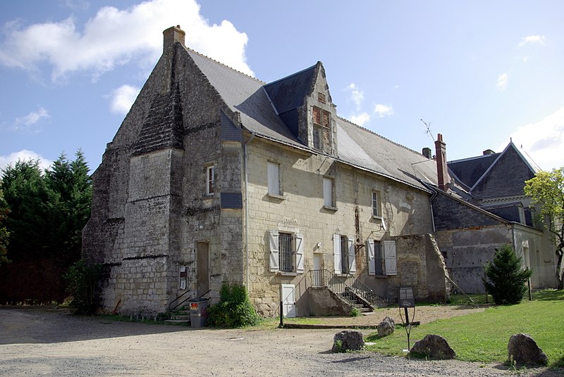 File:Logis seigneurial de Parçay 01.jpg