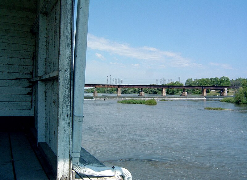 File:Lookout over the dam.jpg