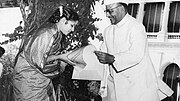 Thumbnail for File:M. S. Subbulakshmi being awarded by Governor of Madras, Sri Prakasa, in March 1955 at an event in Raj Bhavan.jpg