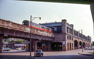 MBTA Main Line El w terminalu Forest Hills w 1967 r.jpg