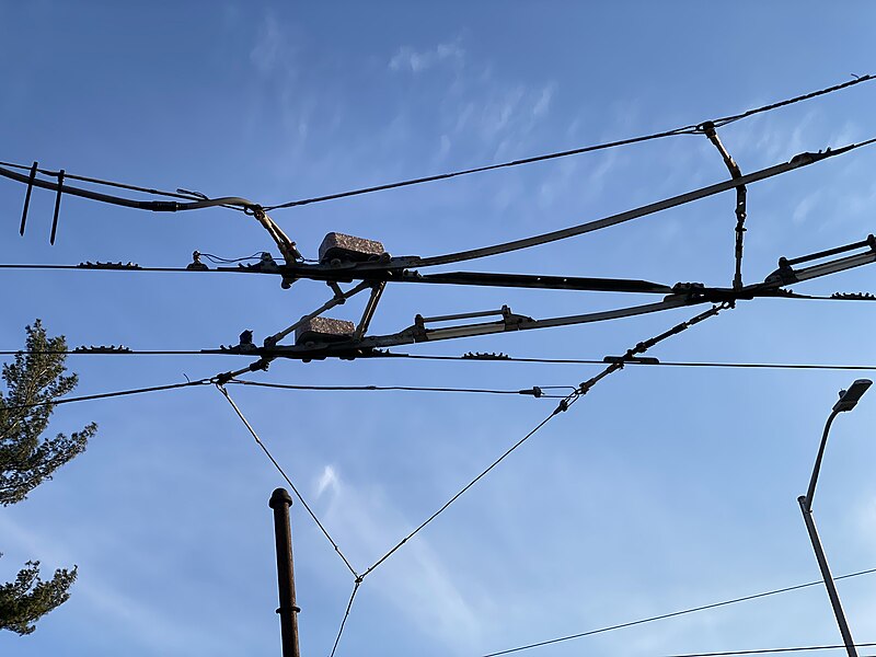 File:MBTA trolleybus overhead lines on March 10, 2022 06.jpg