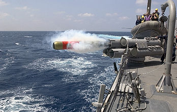 Tir d'une torpille Mark 46 depuis le pont de l'USS Mustin (DDG-89), destroyer lanceur de missile de classe Arleigh Burke de l'US Navy, durant un entraînement en mer des Philippines le 12 avril 2007. (définition réelle 2 253 × 1 429)
