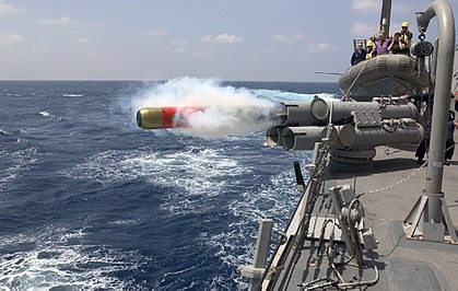 Lançamento de um torpedo de exercício Mk 46 do convés do USS Mustin (DDG-89), um contratorpedeiro de mísseis guiados da classe Arleigh Burke, durante um exercício de lançamento de torpedos no mar das Filipinas. (definição 2 253 × 1 429)