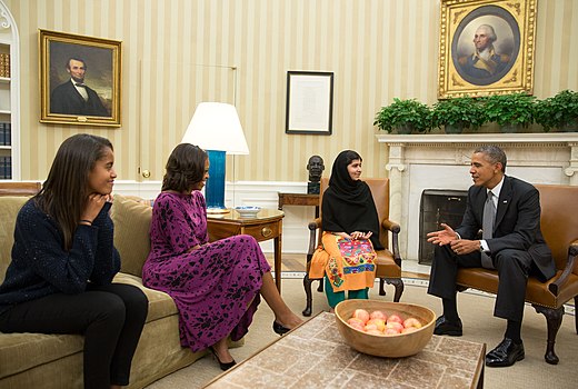 Добитница Нобелове награде за мир 2014. Малала Јусуфзаи са председником САД и његовом породицом.