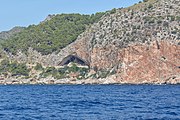 English: The dripstone cave of Coves d’Artà are in the south cliffs of Cap Vermell in the municipality of Capdepera. Deutsch: Die Tropfteinhöhle "Coves d’Artà" befindet sich in den südlichen Klippen des Cap Vermell auf dem Gemeindegebiet von Capdepera.