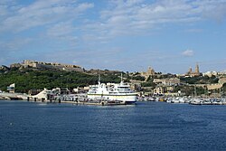 Mġarr látképe a kompról