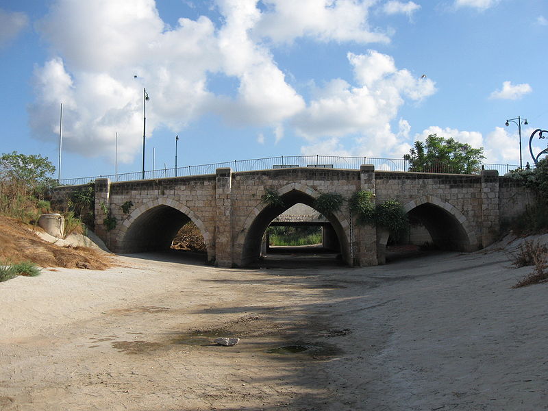 File:Mamluk bridge, Yavne005.jpg