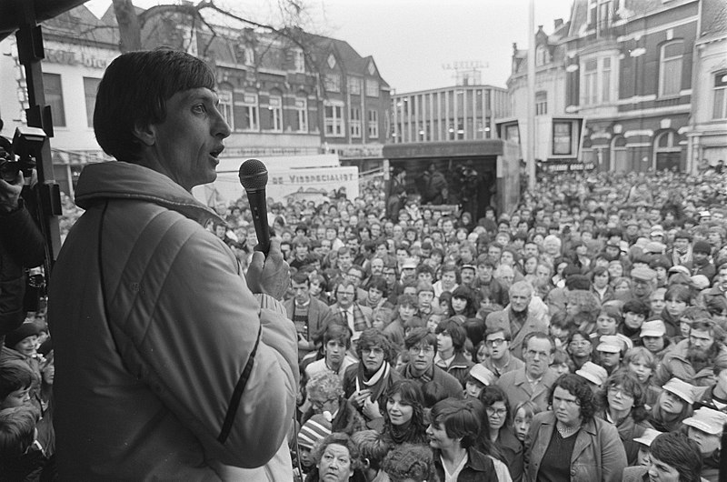 File:Manifestatie in Tilburg voor betaald voetbalclub Willem II . Johan Cruijff speel, Bestanddeelnr 931-9590.jpg