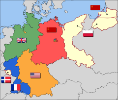 Ockupationszoner och territorier i post-nazistiska Tyskland. Områden öster Oder-Neisse-linjen, som annekterades av Polen och Sovjetunionen, är gulmarkerade. Saarprotektoratet t.v. på kartan är också gulmarkerat. Berlin är det multinationella området inom den sovjetiska zonen.