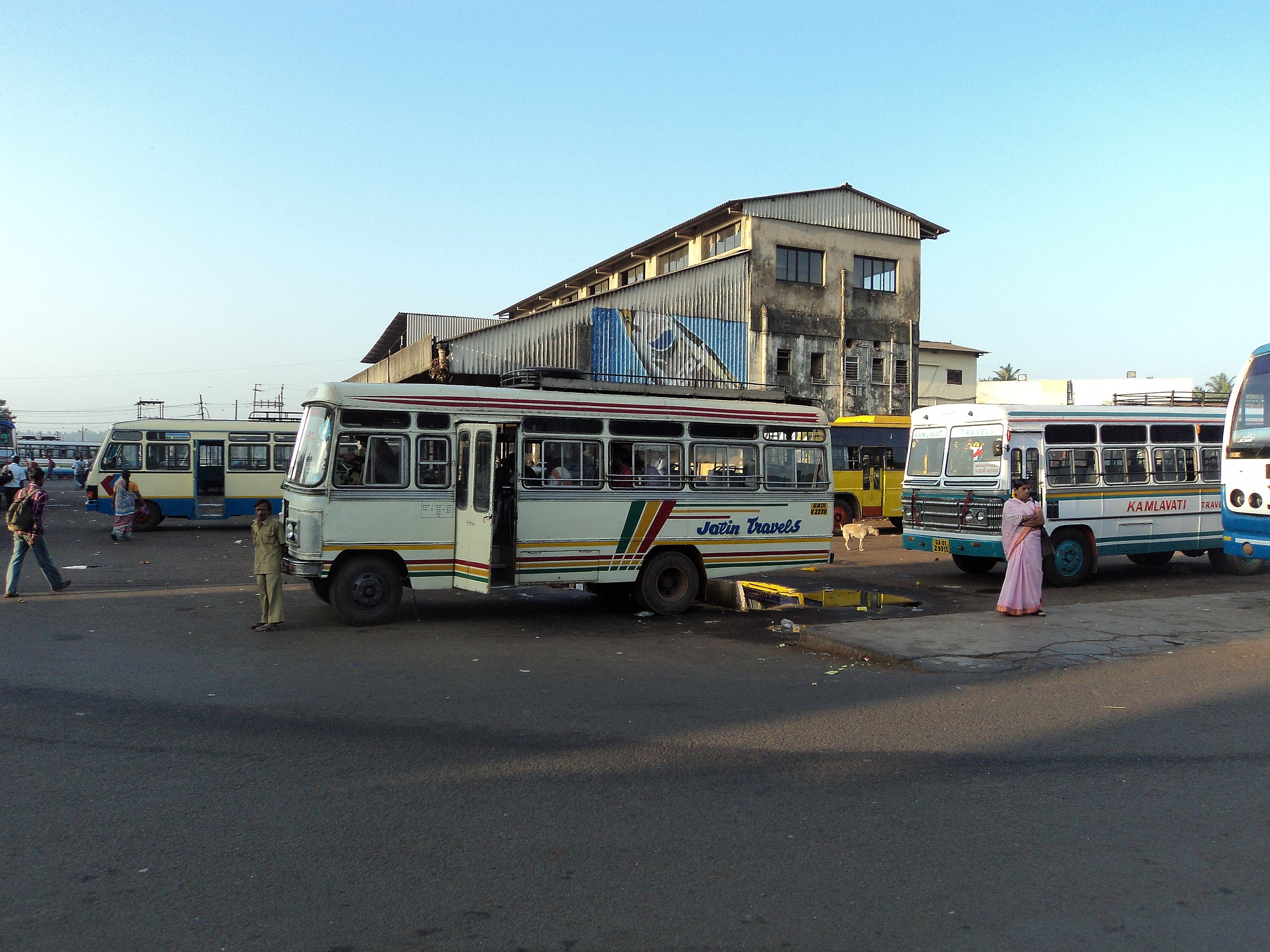 https://upload.wikimedia.org/wikipedia/commons/thumb/6/6f/Mapusa_Goa_Bus_Stand.jpg/2560px-Mapusa_Goa_Bus_Stand.jpg