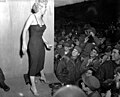 Marilyn Monroe vizitas la usonajn trupojn senditajn en Koreion (17-a de februaro de 1954).
