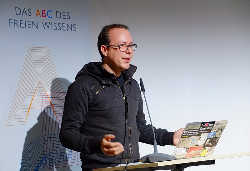 File:Markus Beckedahl beim 5. Wikimedia-Salon E=Erinnerung 1.JPG