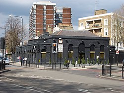 Budova zrušené stanice Marlborough Road, stav z roku 2008, tehdy využívaná čínskou restaurací